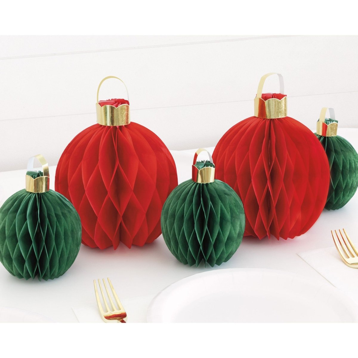 UNIQUE PARTY FAVORS Christmas Christmas Ornament Honeycomb Centerpieces, Red and Green, 5 Count 011179323197